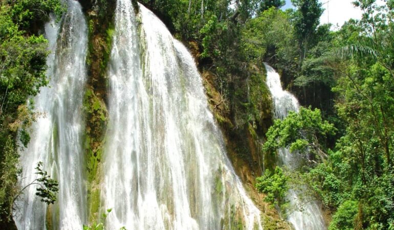 El Limón Waterfall - Nature's Cascading Beauty